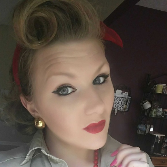 Meet your Posher, Sarah Michelle - Picture 2 of 5